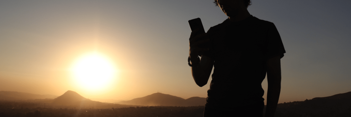 Fotografía donde se ve a una chica con un smart phone en la mano y el atardecer. IMÁGENES QUE ILUSTRAN MI TRABAJO. REDES SOCIALES Y BLOG EN VILLENA ALICANTE - Fran Bravo gestion de presencia en internet